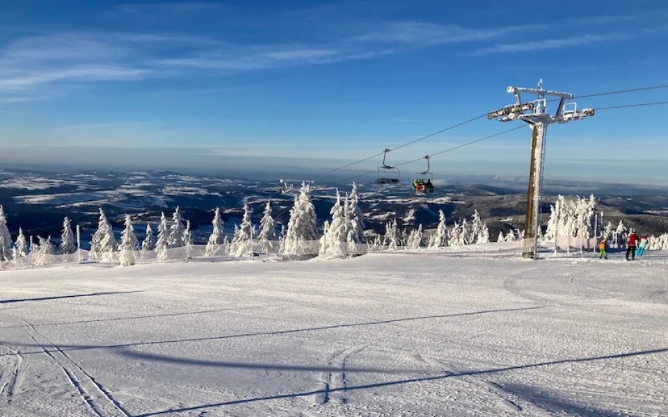 Skiareál Rokytnice nad Jizerou nabízí dlouhé, široké sjezdovky a pro děti Funpark.
