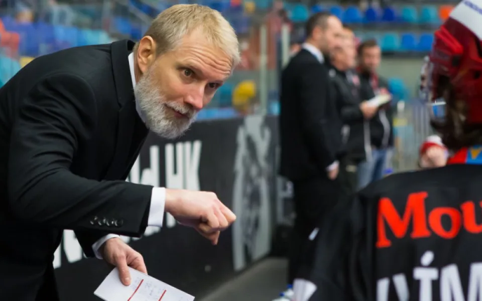 Hokejisty extraligového Hradce Králové povede i nadále kouč Tomáš Martinec.