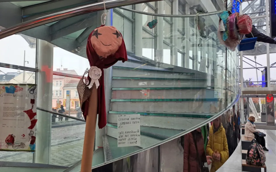 Terminál hromadné dopravy v Hradci Králové zdobí výtvory dětí z příměstského táboru místní galerie