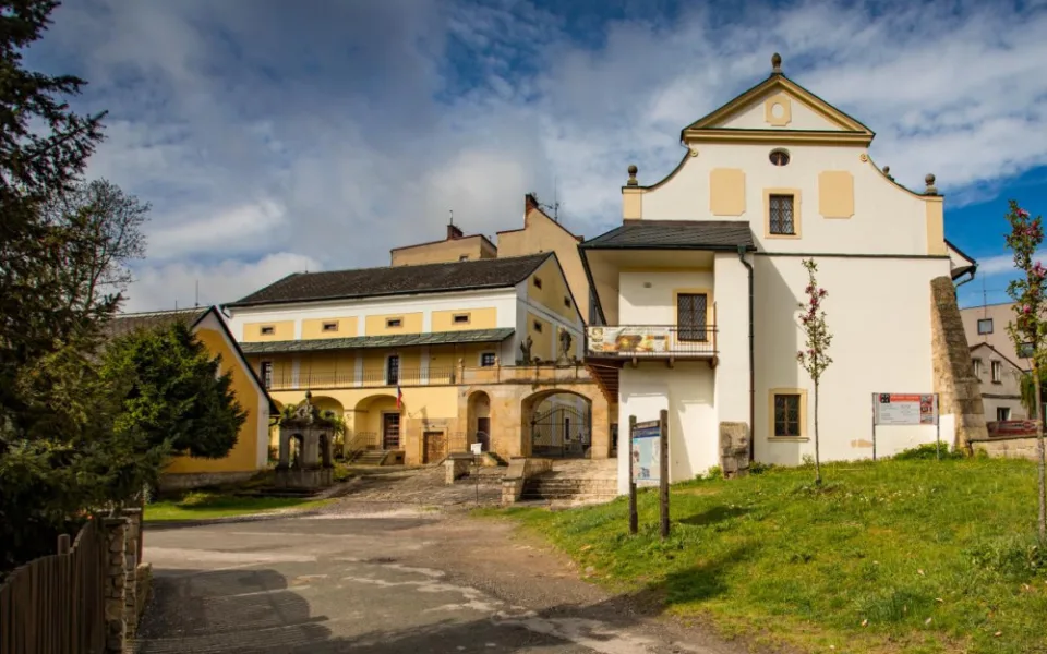 Muzeum ve Dvoře Králové nad Labem je kvůli vlhkosti zavřené. Město ho dá opravit.