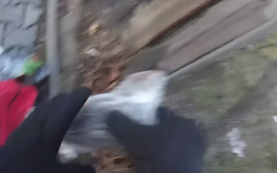 Muž s pistolí v batohu nadýchal dvě promile.