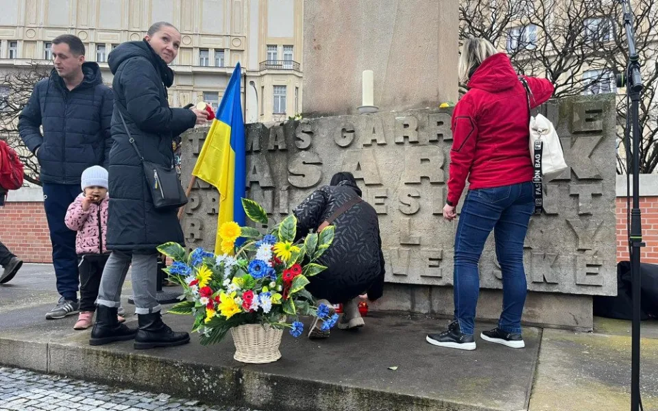 Slzy, smutek a naděje. Jak vypadalo tiché uctění obětí války na Ukrajině v Hradci Králové?