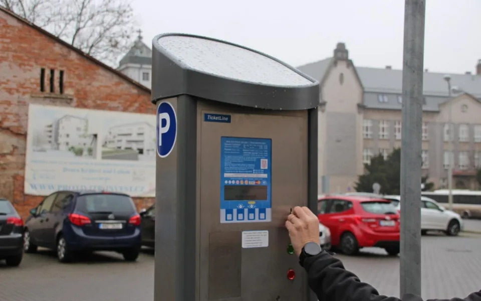 Dvůr Králové nad Labem změní systém parkování ve městě. Řidiči budou zadávat poznávačku.