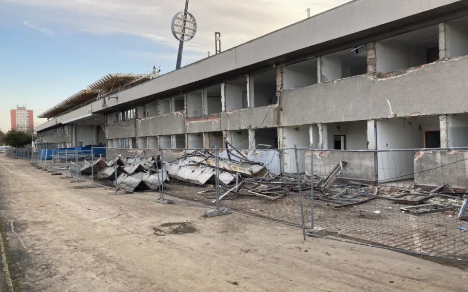 Na fotbalovém stadionu v Hradci Králové začala demolice staré východní tribuny