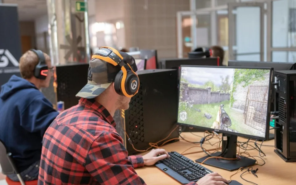 Východní Čechy čeká derby v esportu. Hrát se bude například Counter Strike