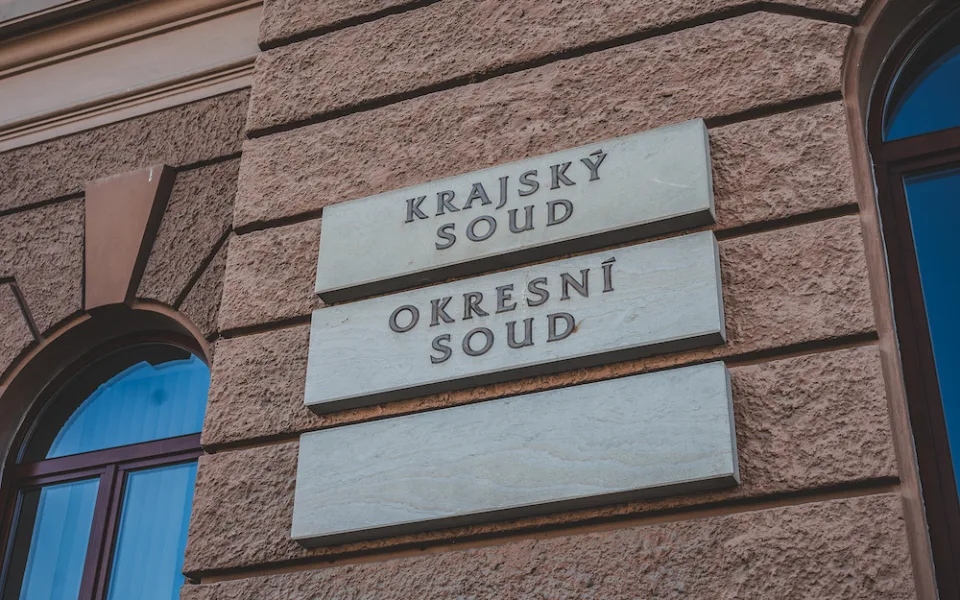 Hradecký soud dal Ukrajinci 15 let vězení za pokus o vraždu těhotné bývalé přítelkyně
