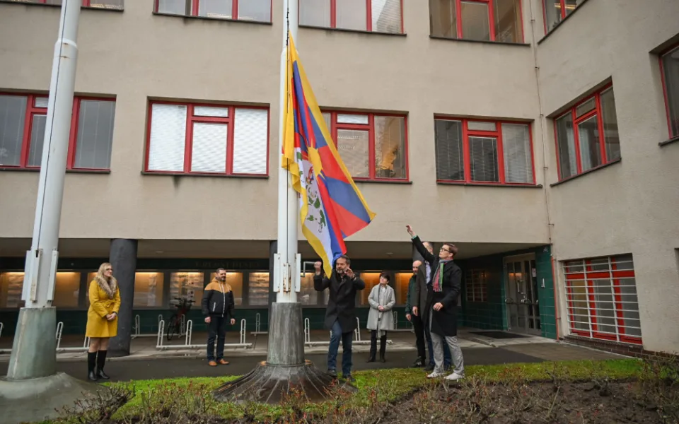 Tibetskou vlajku vyvěsily v hradeckém kraji desítky radnic včetně Hradce Králové