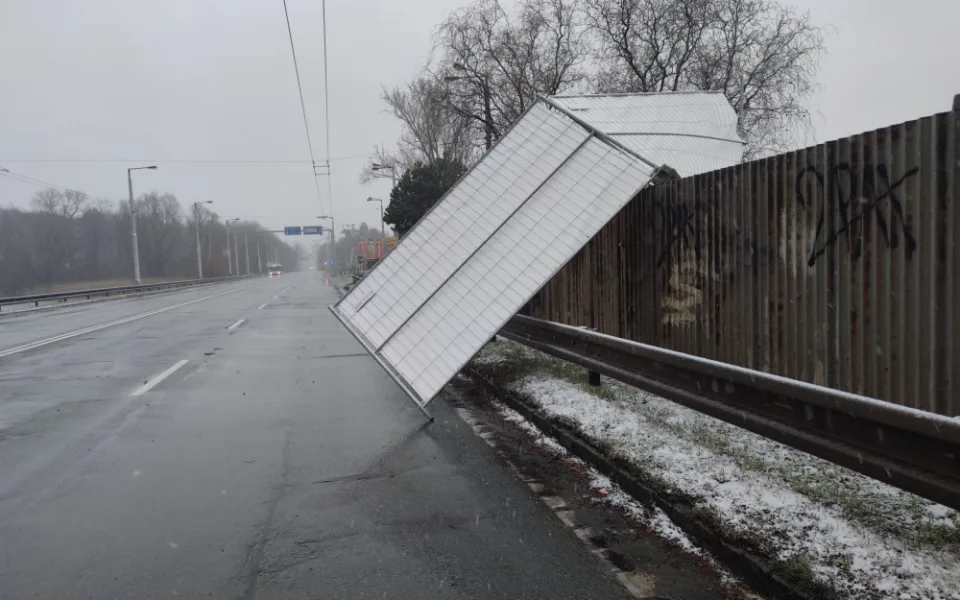 Silný vítr komplikoval dopravu i dodávky elektřiny. Bez proudu bylo 900 domácností.