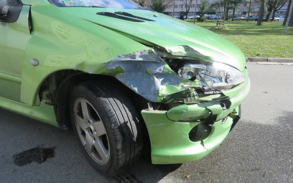 Policie řeší opilce za volantem. Jeden naboural pět aut a skončil na záchytce