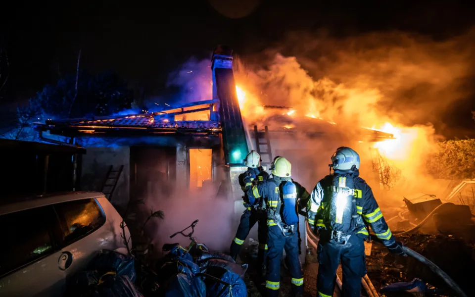 Sirény hasičů zkomplikovalo usínání lidem v Náchodě Bělovsi, hořel tam rodinný dům
