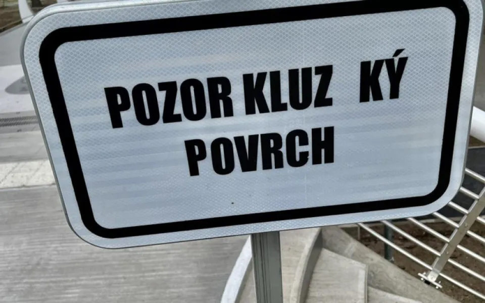 Nová lávka přes Labe v Hradci může klouzat, město na ni dalo varovné cedule