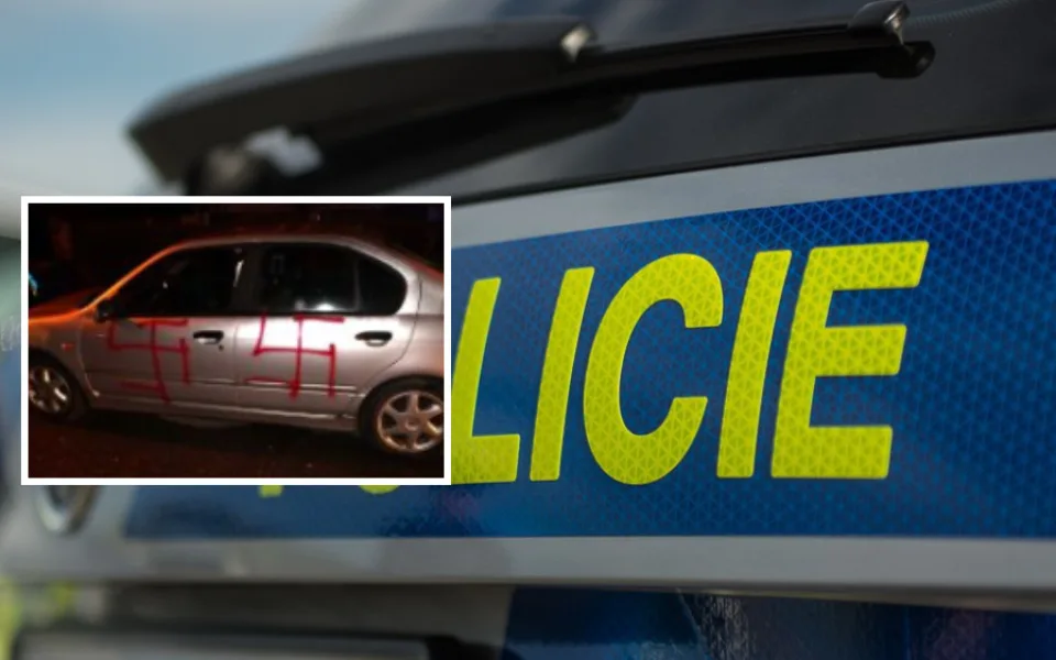 Vandal posprejoval na auto hákové kříže. S pátráním policie prosí o pomoc veřejnost