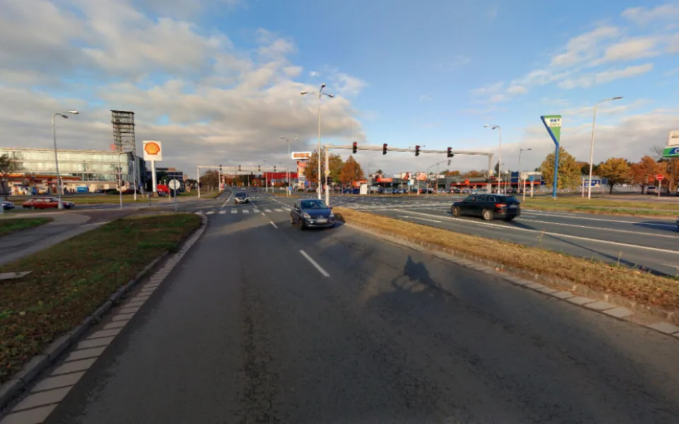 Nejnebezpečnější křižovatka v Hradci Králové je u OBI. V čem řidiči nejčastěji chybují?