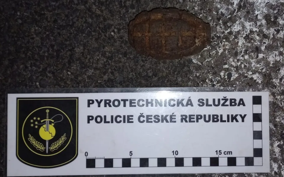 Pejskař u Hořic našel v lese granát. Na místo museli pyrotechnici