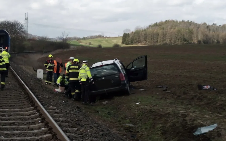 Srážka osobního auta s vlakem v Semínově Lhotě