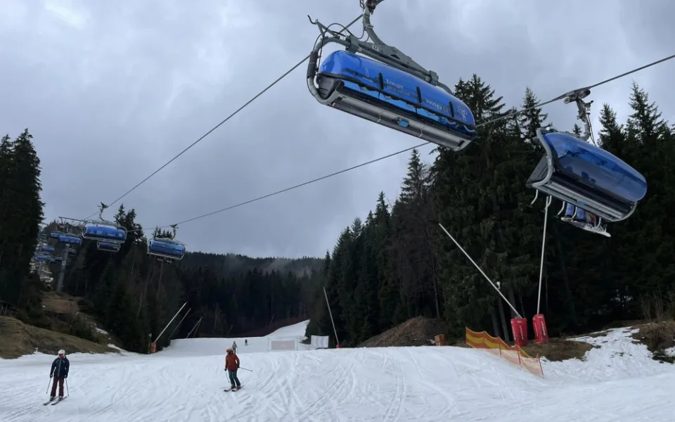 Lyžovat se dá na Černé hoře, v Říčkách i ve Špindlerově Mlýně