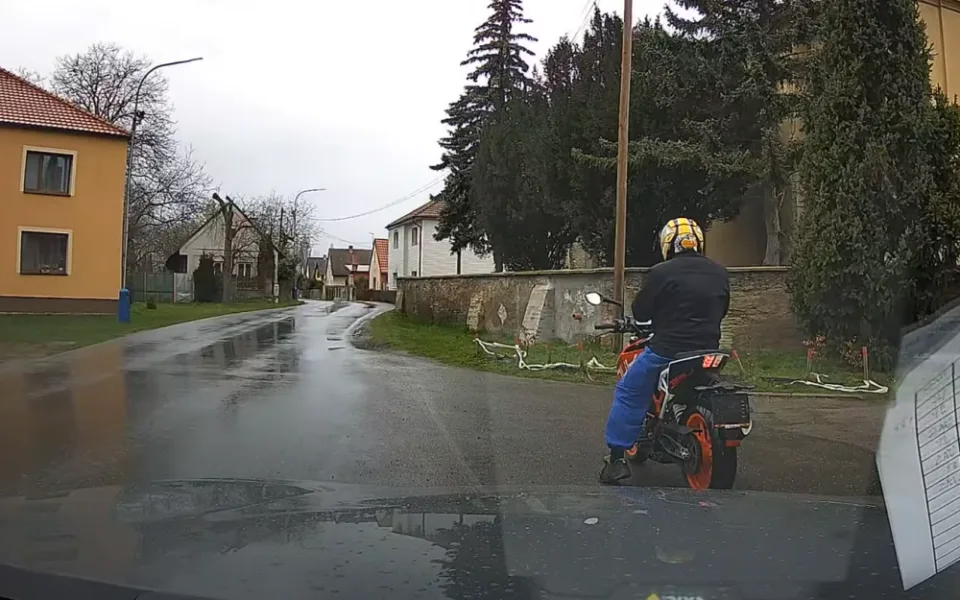 Policie zadržela celostátně hledaného muže. Jel na motorce bez řidičáku