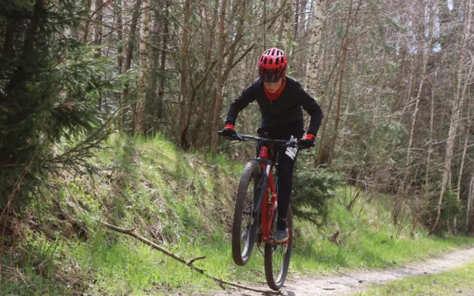 Bajkeři mohou do Dvora Králové vyrazit na singletrack, modrý trail se právě otevírá