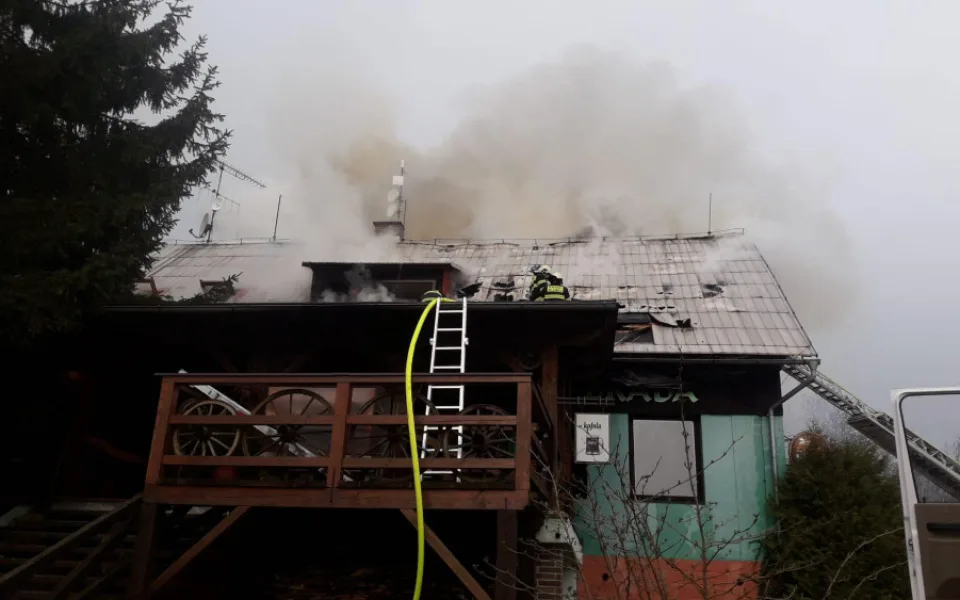 V obci Brada-Rybníček na Jičínsku hořel penzion. Zasahovali hasiči ze dvou krajů
