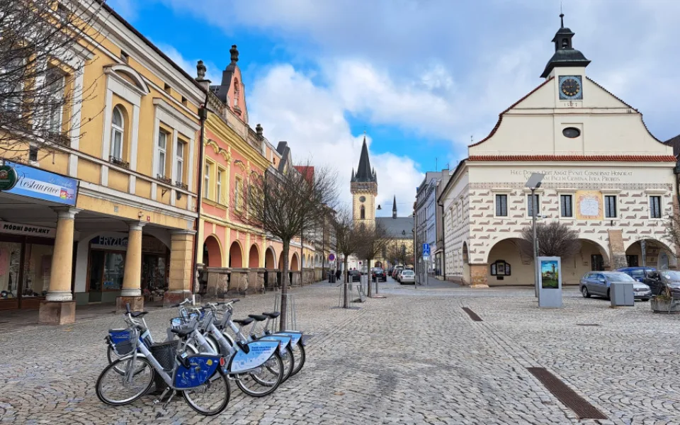 Do ulic Dvora Králové se vrací sdílená kola. Za půjčení lidé zaplatí víc