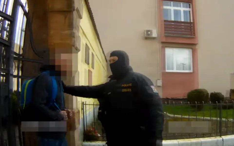 Propuštěný vězeň nebyl na svobodě ani minutu. Hned u brány Valdic ho opět zatkli