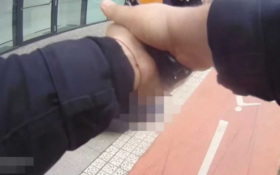 Muž s nožem v Hradci Králové přepadl nezletilou dívku a muže. To vše v rozmezí deseti minut.