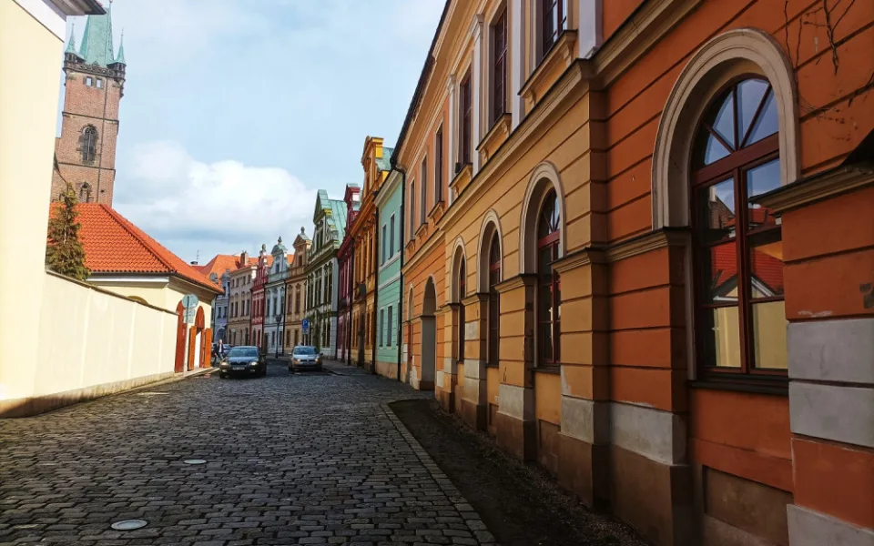 Hradec Králové zjednoduší cyklistům jízdu v centru, bude rušit parkovací místa