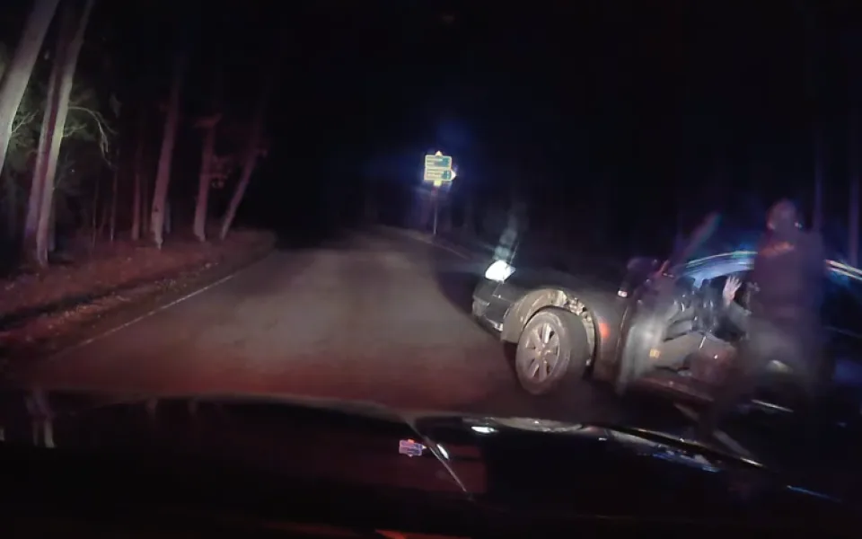 Počkal si, až hlídka vystoupí z auta. Pak šlápnul na plyn a policistům se pokusil ujet.