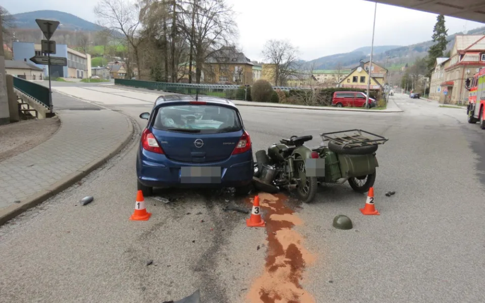 Po nehodě ve Vrchlabí skončil motorkář v nemocnici. Letěl pro něj vrtulník.