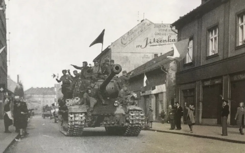 Sovětští tankisté projíždějí dnešní třídou Karla IV., 9.5.1945. Foto Sekal