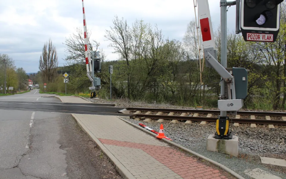 Řidič prorazil závoru u přejezdu a z místa ujel. Pátrá po něm policie