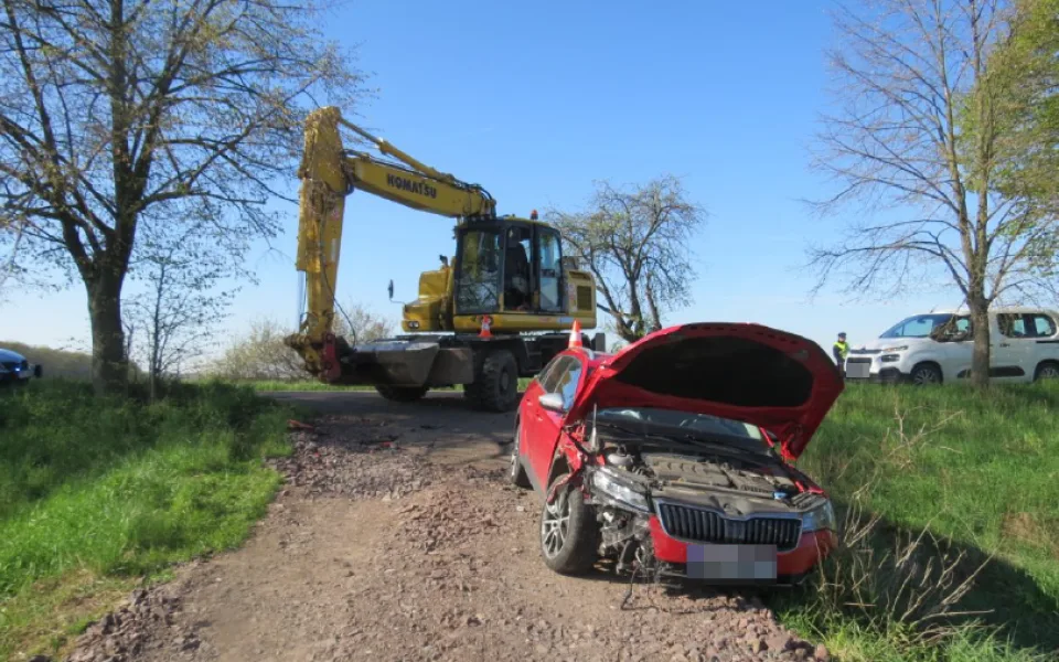 Nepozornost vedla k nehodě osobního vozu a bagru. Škoda se vyšplhala na 700 tisíc korun