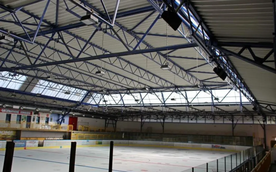 Zimní stadion ve Dvoře Králové nad Labem bude mít nové osvětlení. To by mělo ušetřit peníze