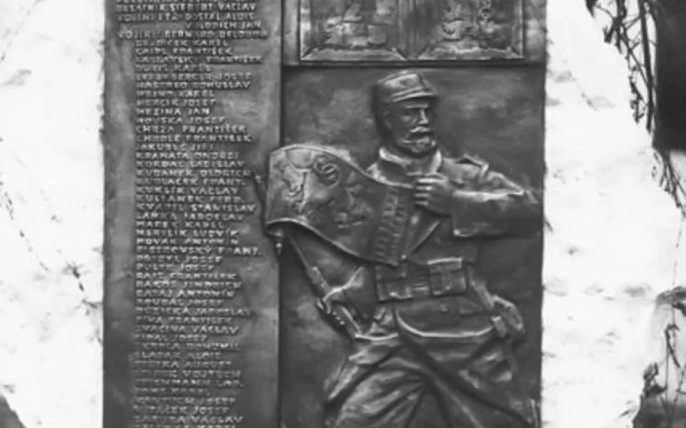 Trutnov má opět památník legionářů s historickou pamětní deskou