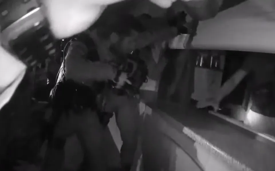 VIDEO: Policie vytáhla zloděje přímo ze zmrzlinového stánku. K němu přijel na nákupním vozíku