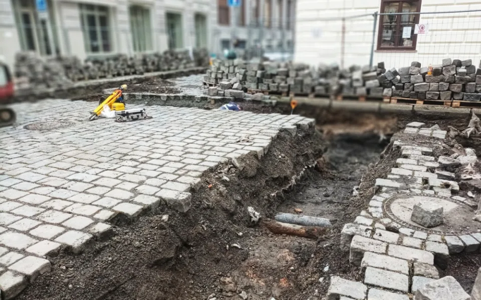 Některé ulice v hradeckém centru jsou rozkopané, povede sem dálkové teplo