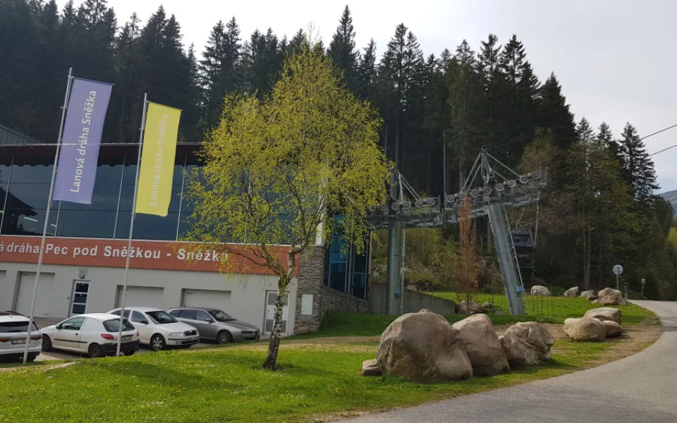 V Krkonoších zatím denně jezdí lanovky na Sněžku, Černou a Čertovu horu