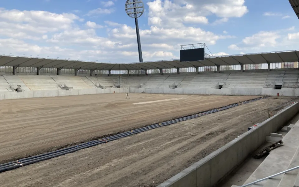 Fotbalový stadion v Hradci Králové se slavnostně otevře 3. září. Kolaudací by měl projít už příští měsíc