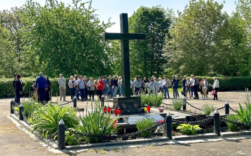 Přišli a postříleli je. Volyňští Češi si na Ukrajině připomínají své předky