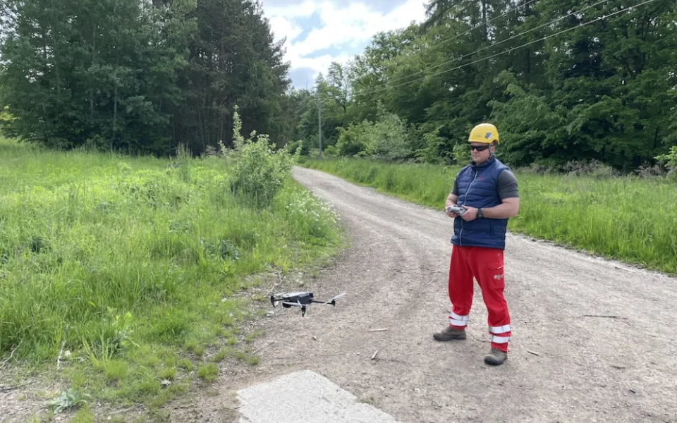 Energetici kontrolují elektrické vedení drony. Ušetří si tím práci a rychleji zjistí poruchy