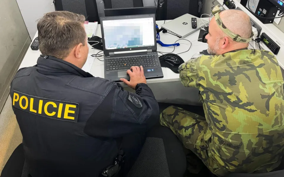 Copak je to za vojáka: cvičení policie a armády se konalo za běžného provozu v ulicích Hradce Králové.