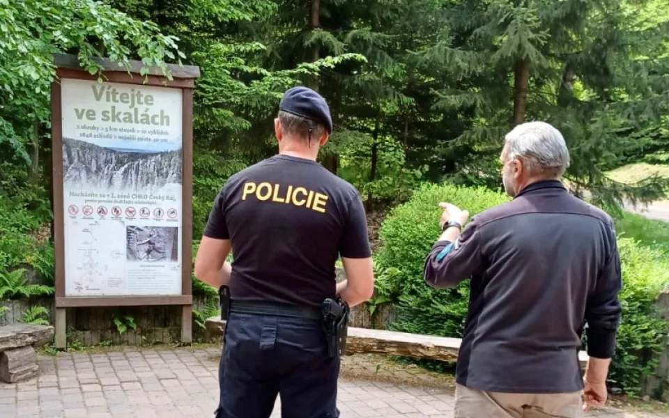 Na policejní hlídky narazí turisté i v Prachovských skalách. Zaměřují se na neukázněné návštěvníky