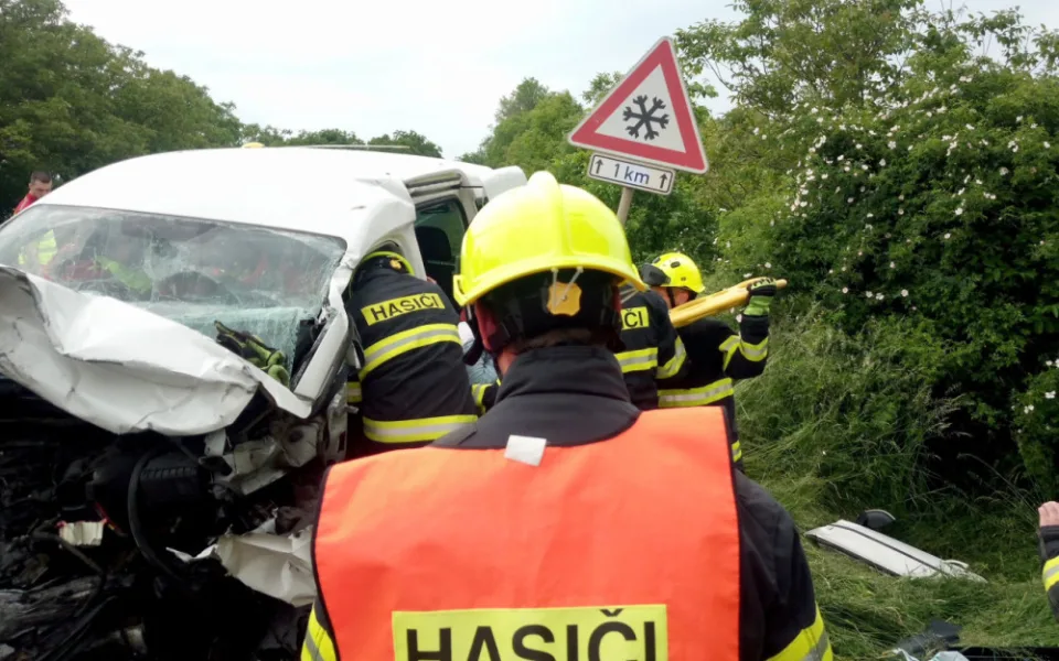 Při dopravní nehodě u Všestar na Hradecku zemřel člověk