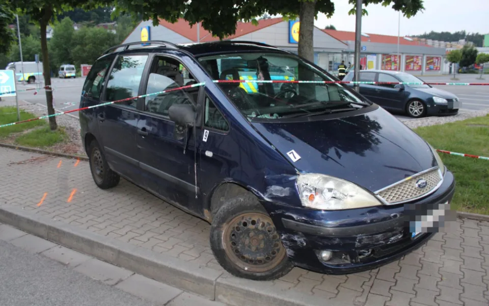 Řidič pod vlivem srazil a vážně zranil chodkyni. Vzhledem k věku mu hrozí poloviční trest.