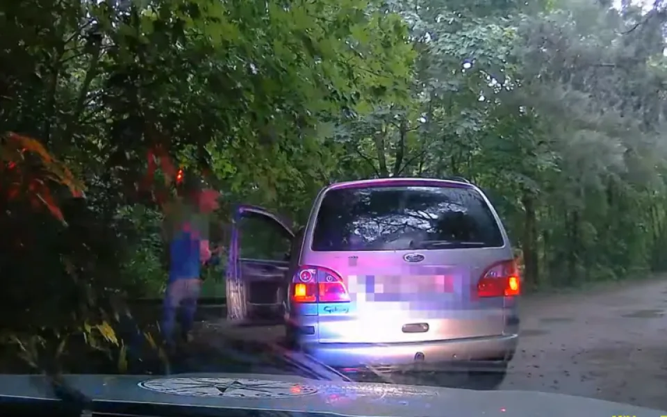 Cizinec se pokusil ujet policejní hlídce. Za volantem neměl co dělat, má zákaz.