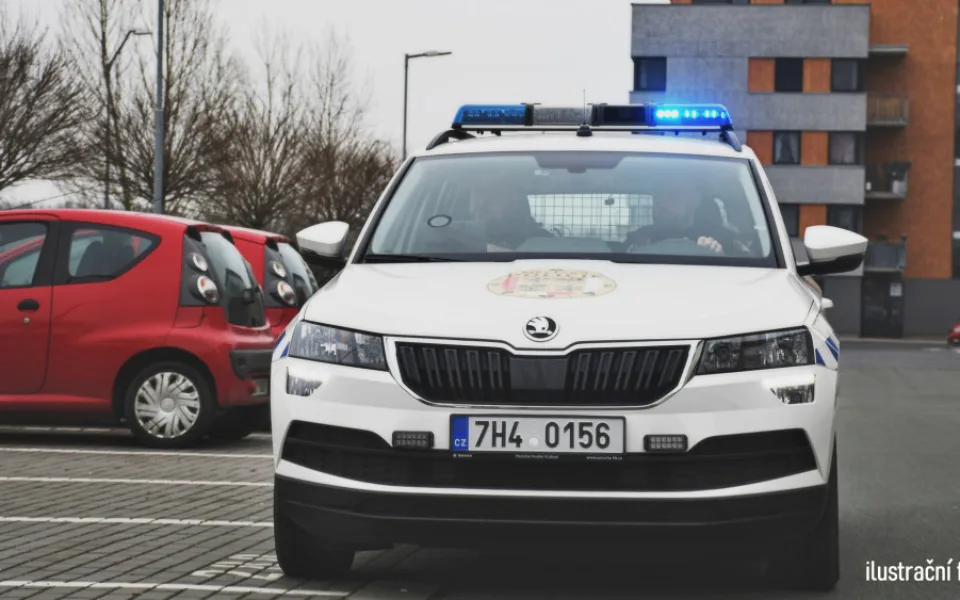 Festivaloví fanoušci ucpali silnice u hradeckého letiště, situace se může opakovat