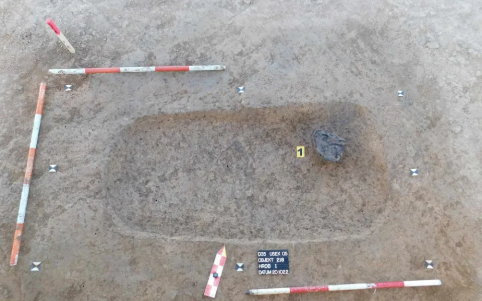 Archeologové v trase D35 našli ozdobu náboje kola vozu z doby železné