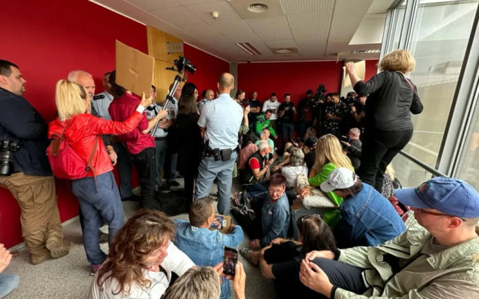 GLOSA: Mají novináři informovat o tom, co se děje u soudů s dezinformátory?