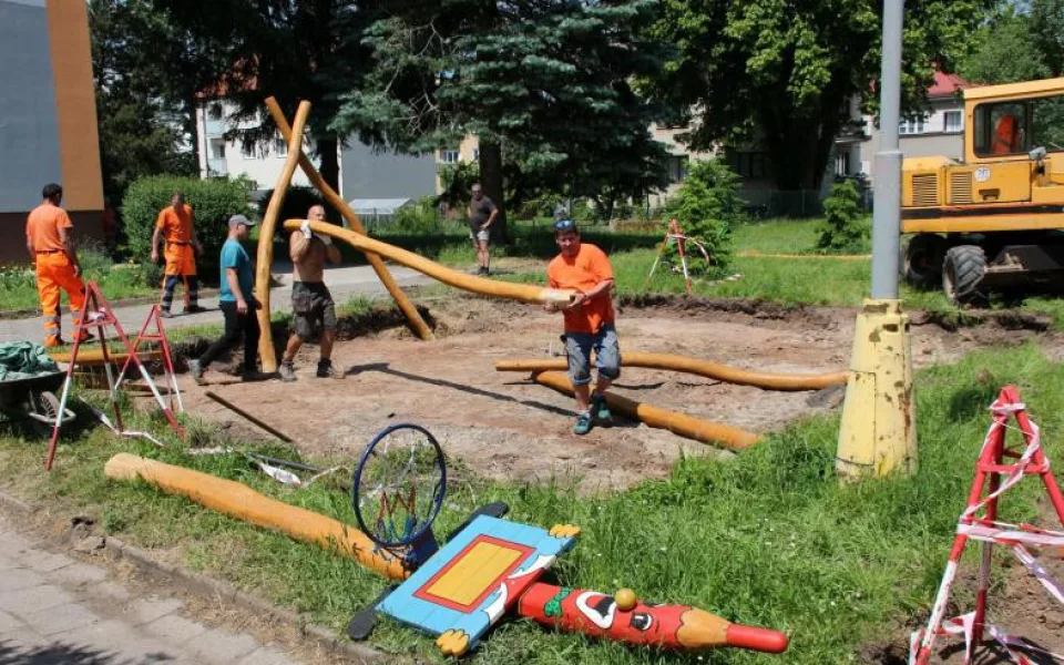 Dvůr Králové rozšiřuje svou síť dětských hřišť. Další se staví v Macharově ulici