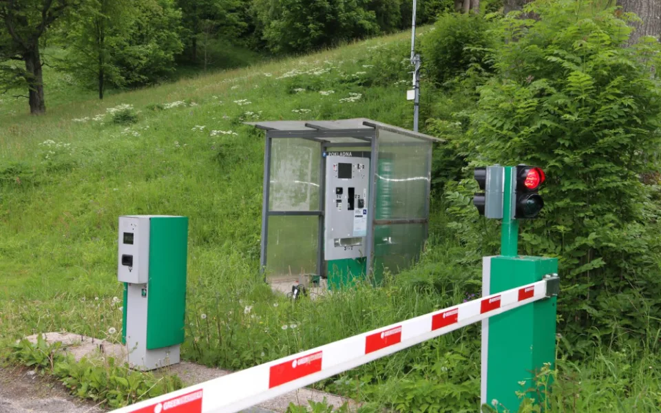 Muž v Krkonoších vykrádal vše, co mu přišlo pod ruku. Osobní auta, parkovací automaty i restaurace